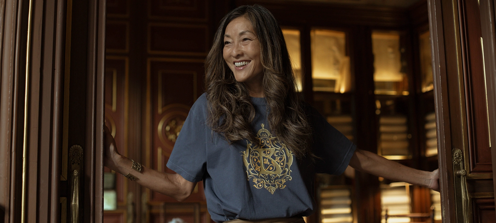 03_Maja-with-shirt-decadent-gold-navy