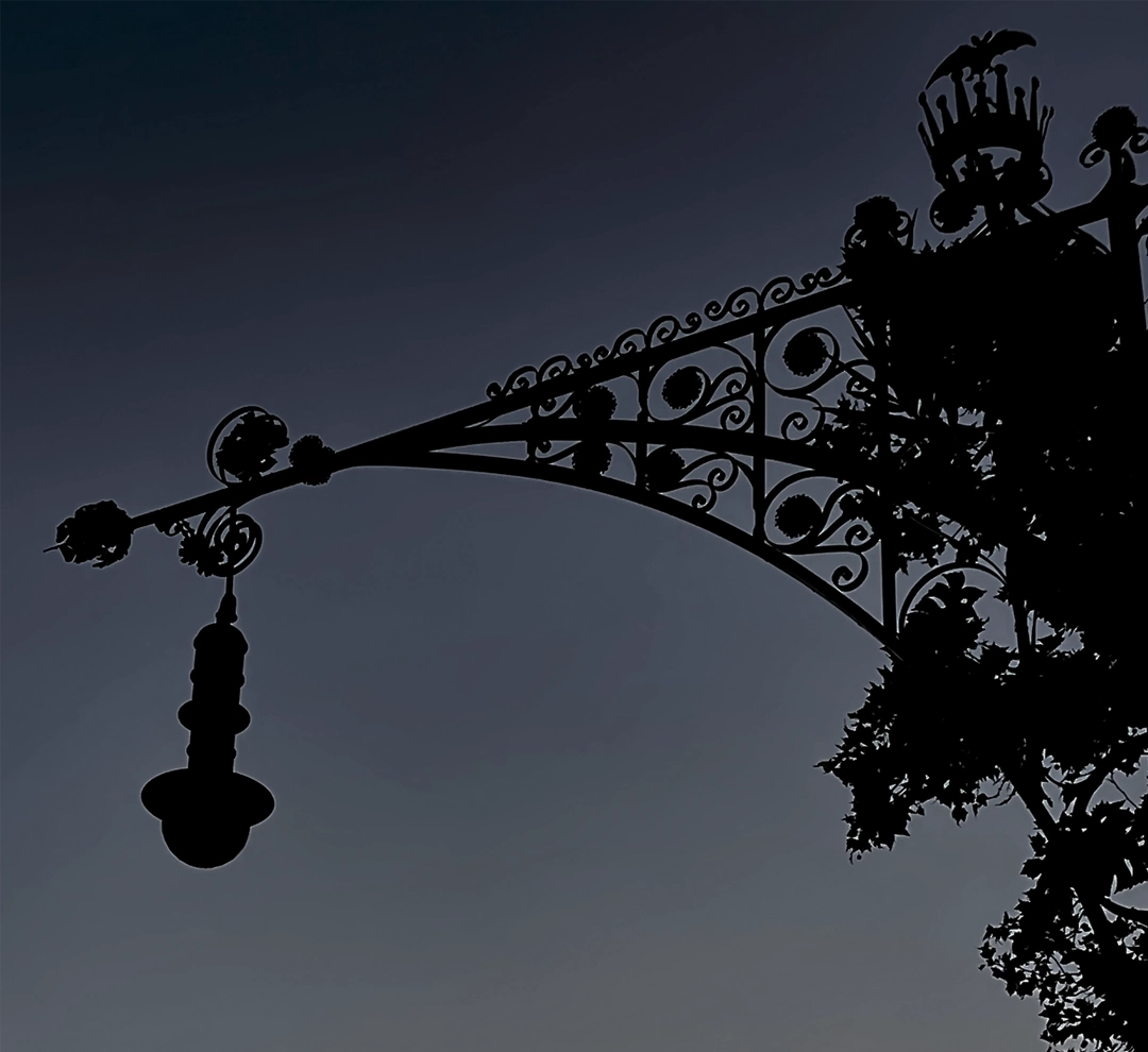 05_Modernist-lamppost