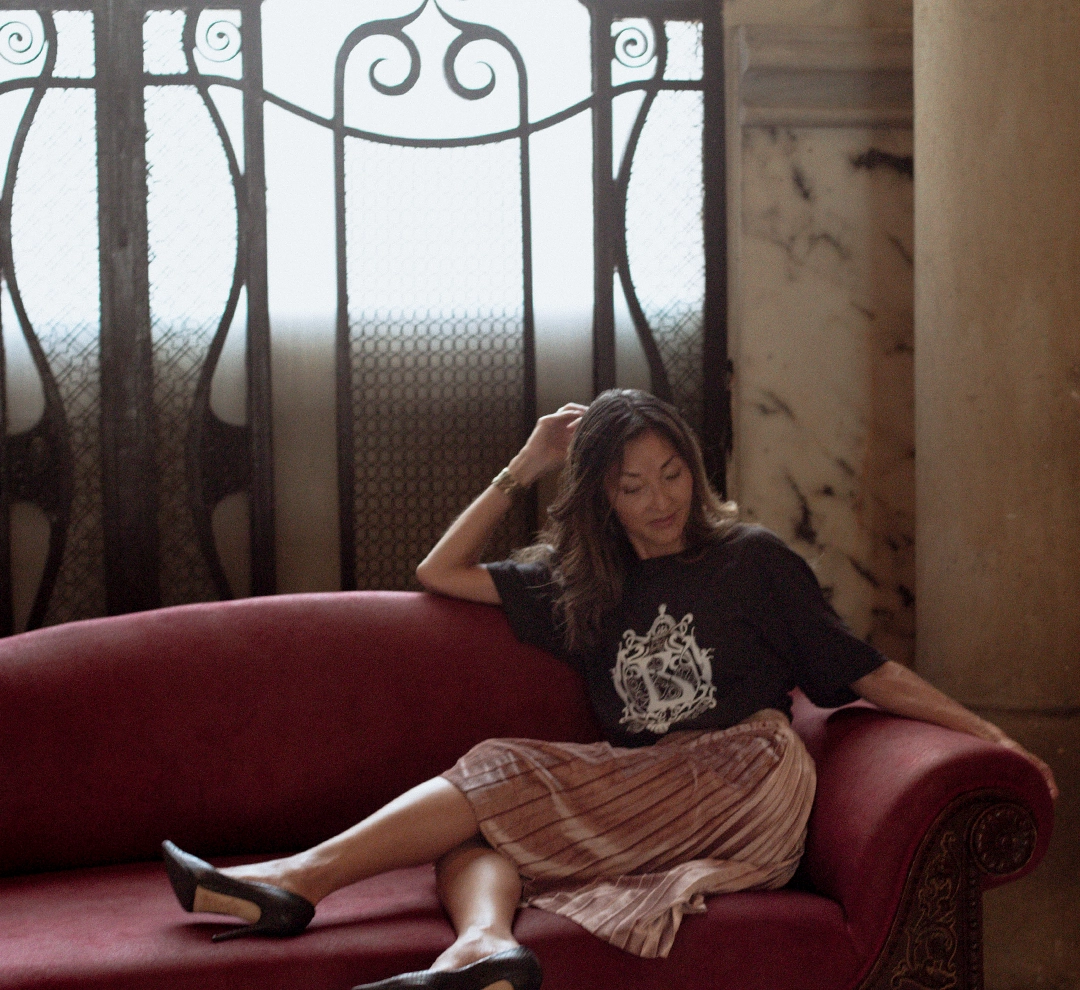 11_Maja-on-sofa-with-shirt-white-curves-black